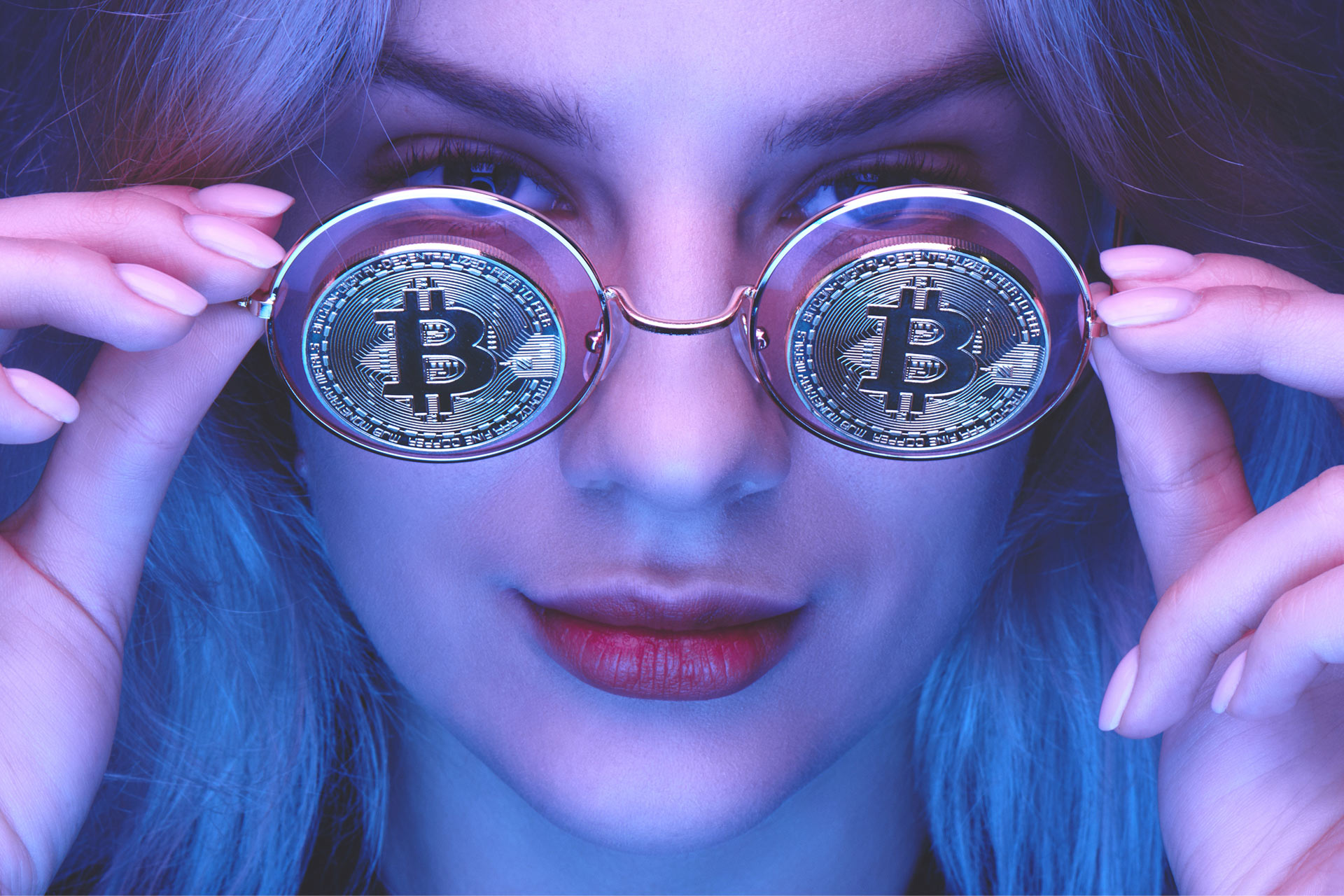 Femme qui porte des lunettes Bitcoin