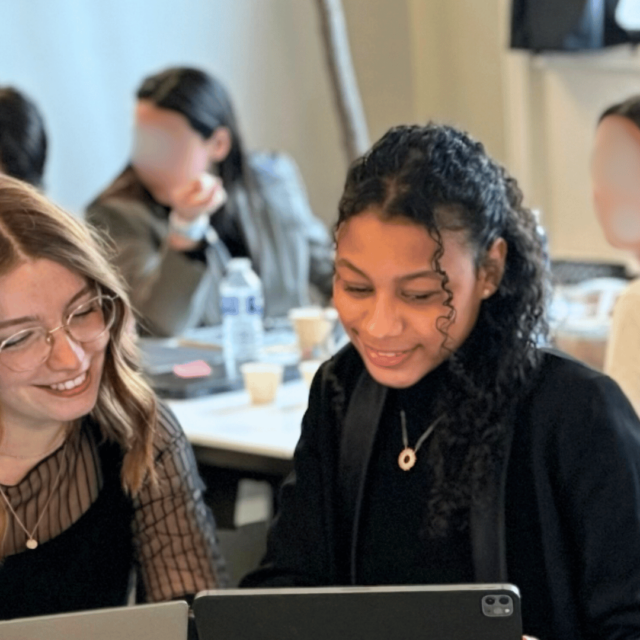 Mélany, une consultante Adone est en train d'intégrer les données produits dans une application qui permet la prise de commande lors d'un événement client d'une Maison de Luxe.