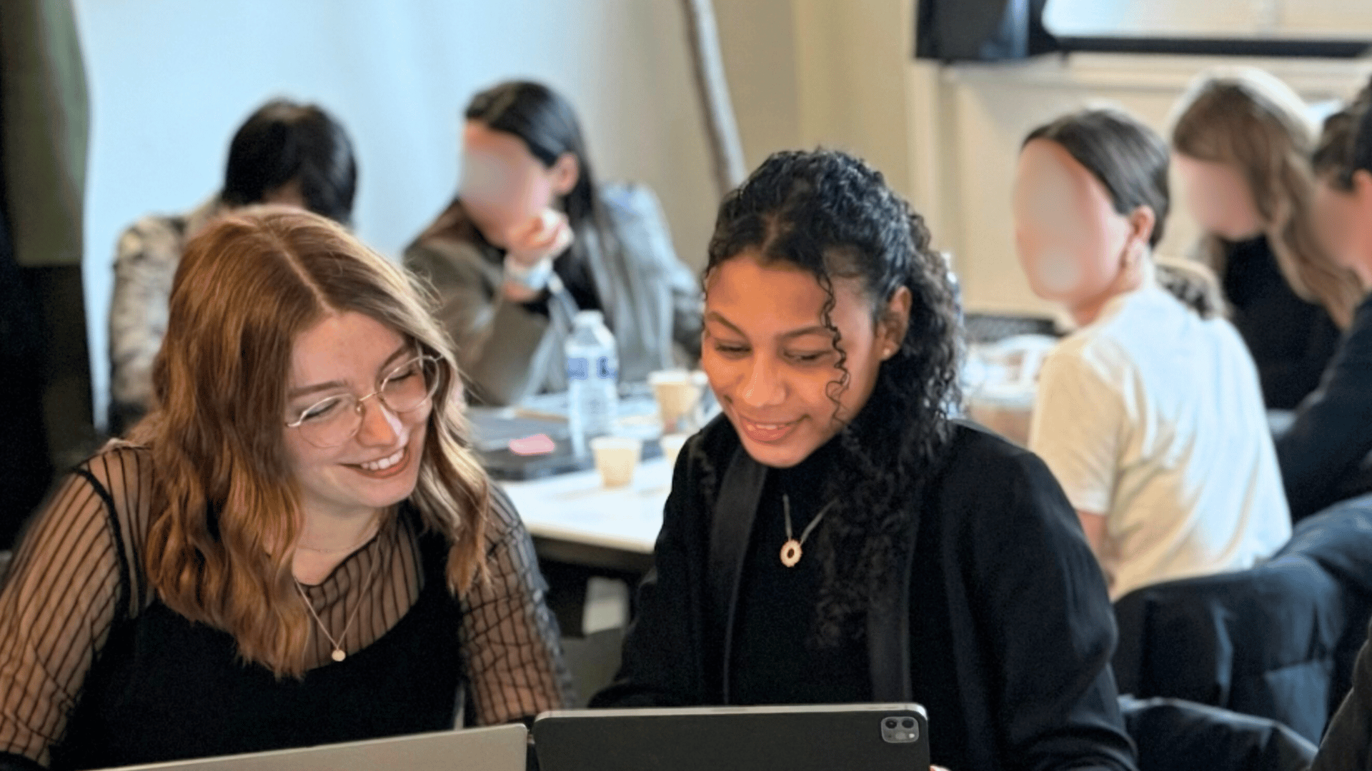 Mélany, une consultante Adone est en train d'intégrer les données produits dans une application qui permet la prise de commande lors d'un événement client d'une Maison de Luxe.