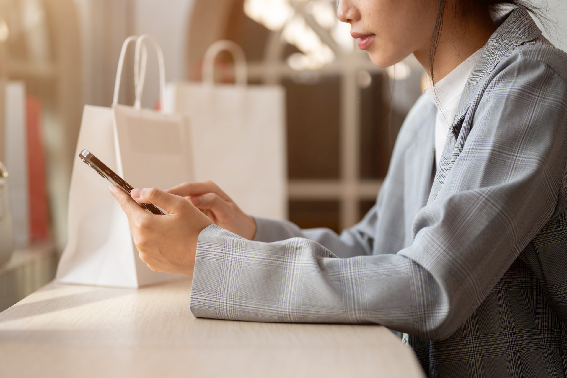 femme utilisant son programme de fidélité dématérialisé sur son téléphone